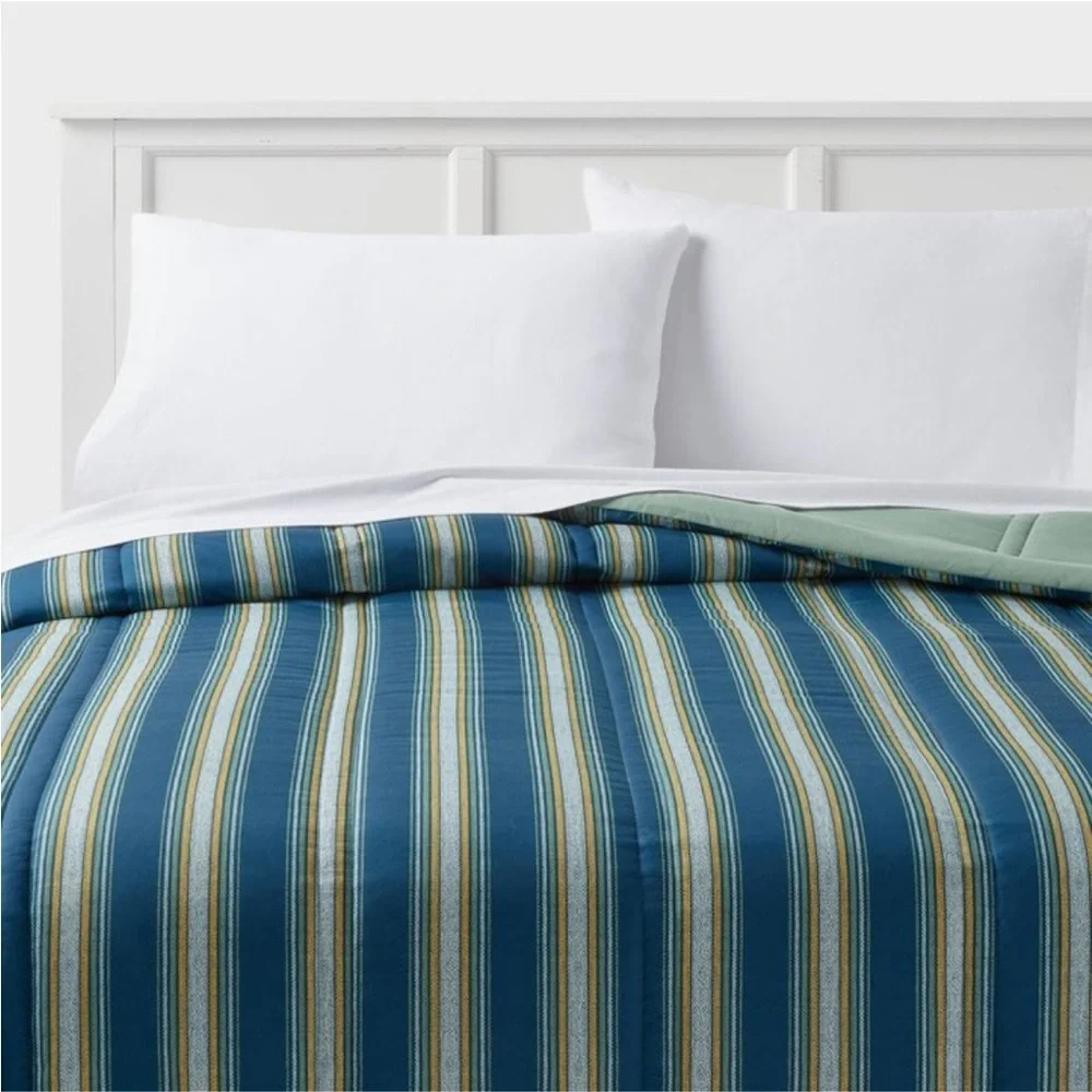 ROOM ESSENTIALS NWT striped lofty microfiber quilt -navy -full/queen